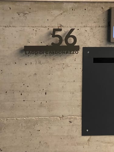 Customer photo review of Numero civico e testo sagomato modello Line 02 Alluminio