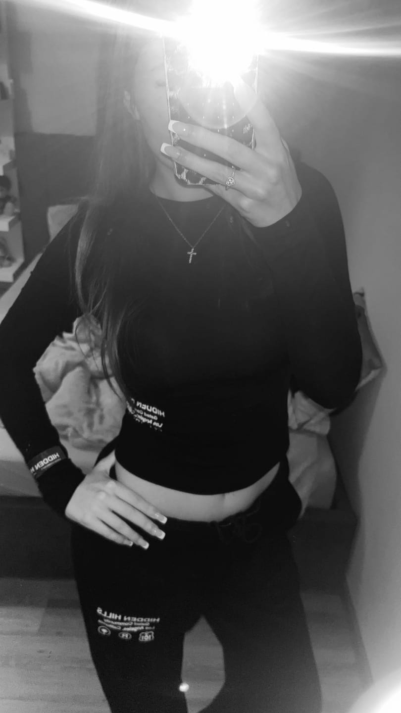 Customer photo review of LABEL LONGSLEEVE TOP BLACK