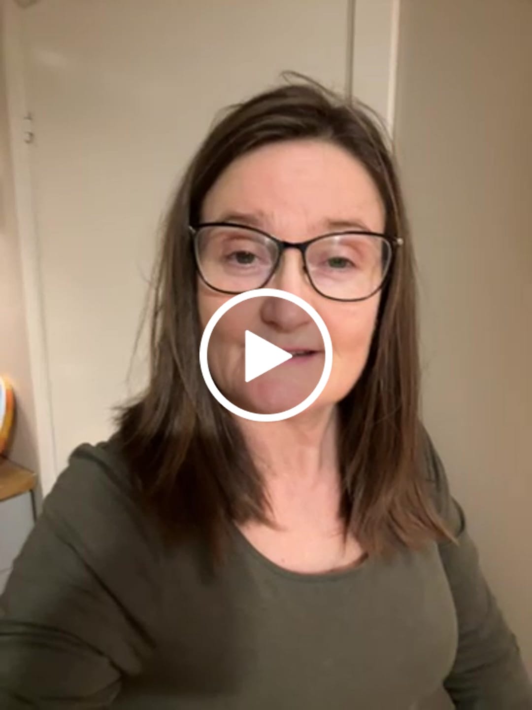 Vídeo reseña de un cliente sobre el bálsamo para ojos.