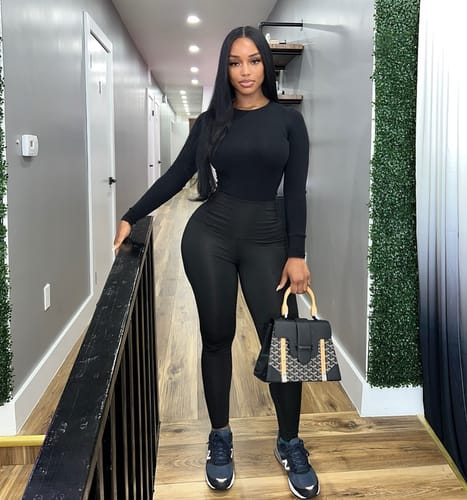 Customer photo review of Black Edition Silky Straight Glueless Wig 5x5 HD Lace Invisible Knots 180% Density