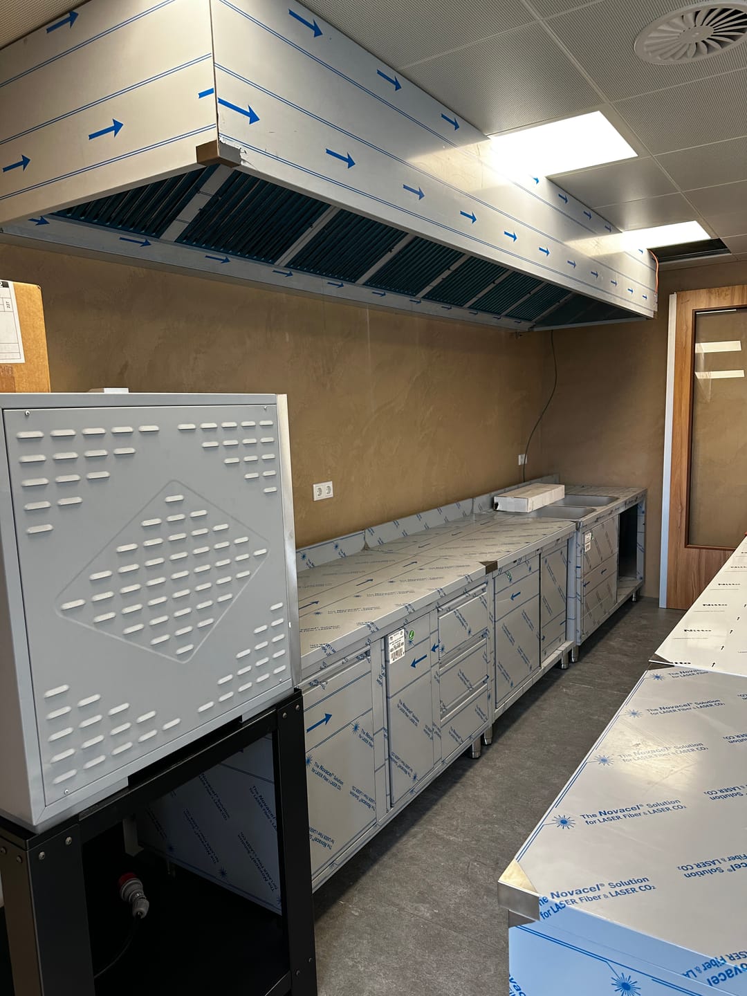 Customer photo review of RVS Horeca Werkbank met Schuifdeuren en Laden Links | Opstaande Rand | 1600x700x900(h)
