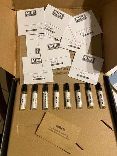 Recensione del cliente: il set di campioni orientali e legnosi è aperto nella sua scatola, mostrando le fiale e i cartoncini.