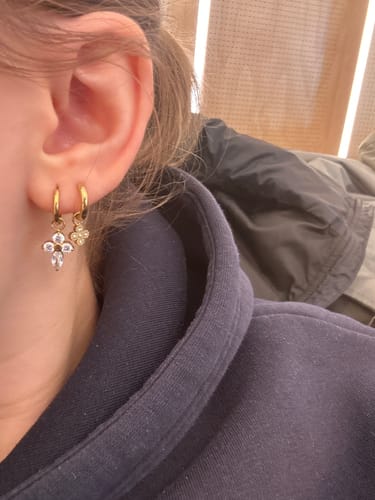 Customer photo review of Sweet Lilly Huggie Ohrringe 18K Vergoldet