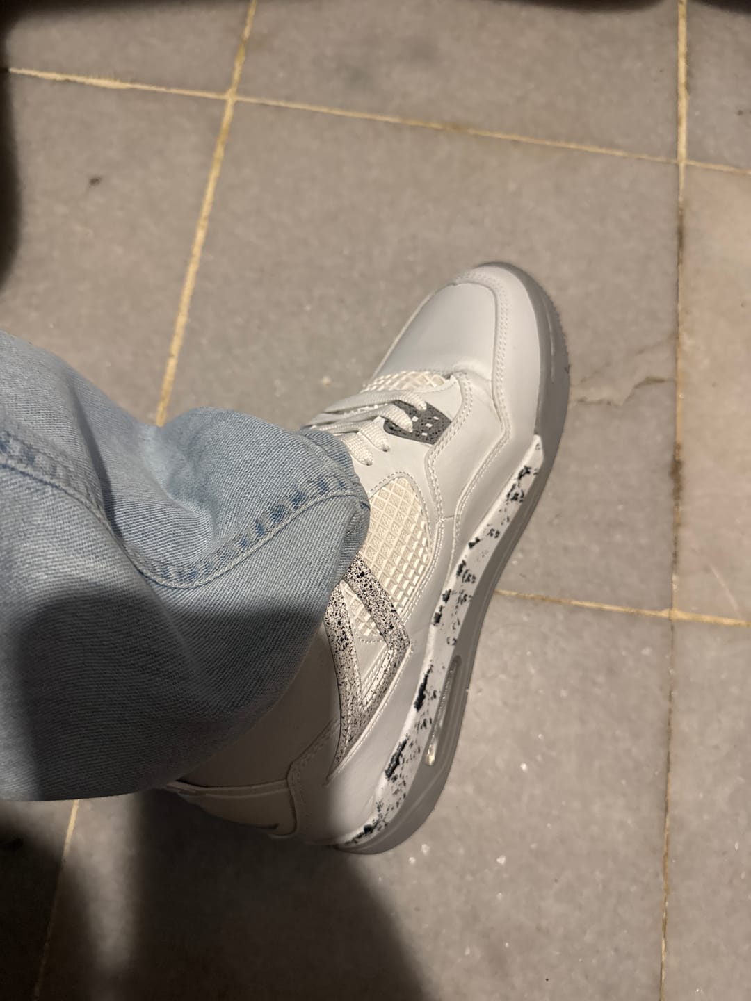 Customer photo review of Tenis Retro 4 Blanco Gris Jaspeado