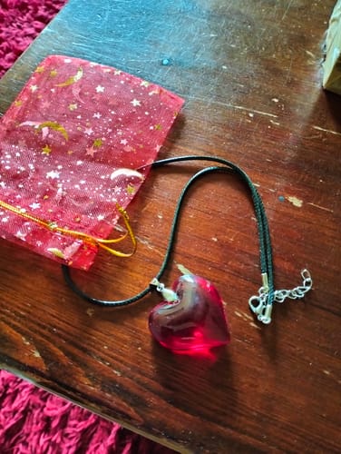 Customer photo review of Collier à pendentif cœur rouge en verre