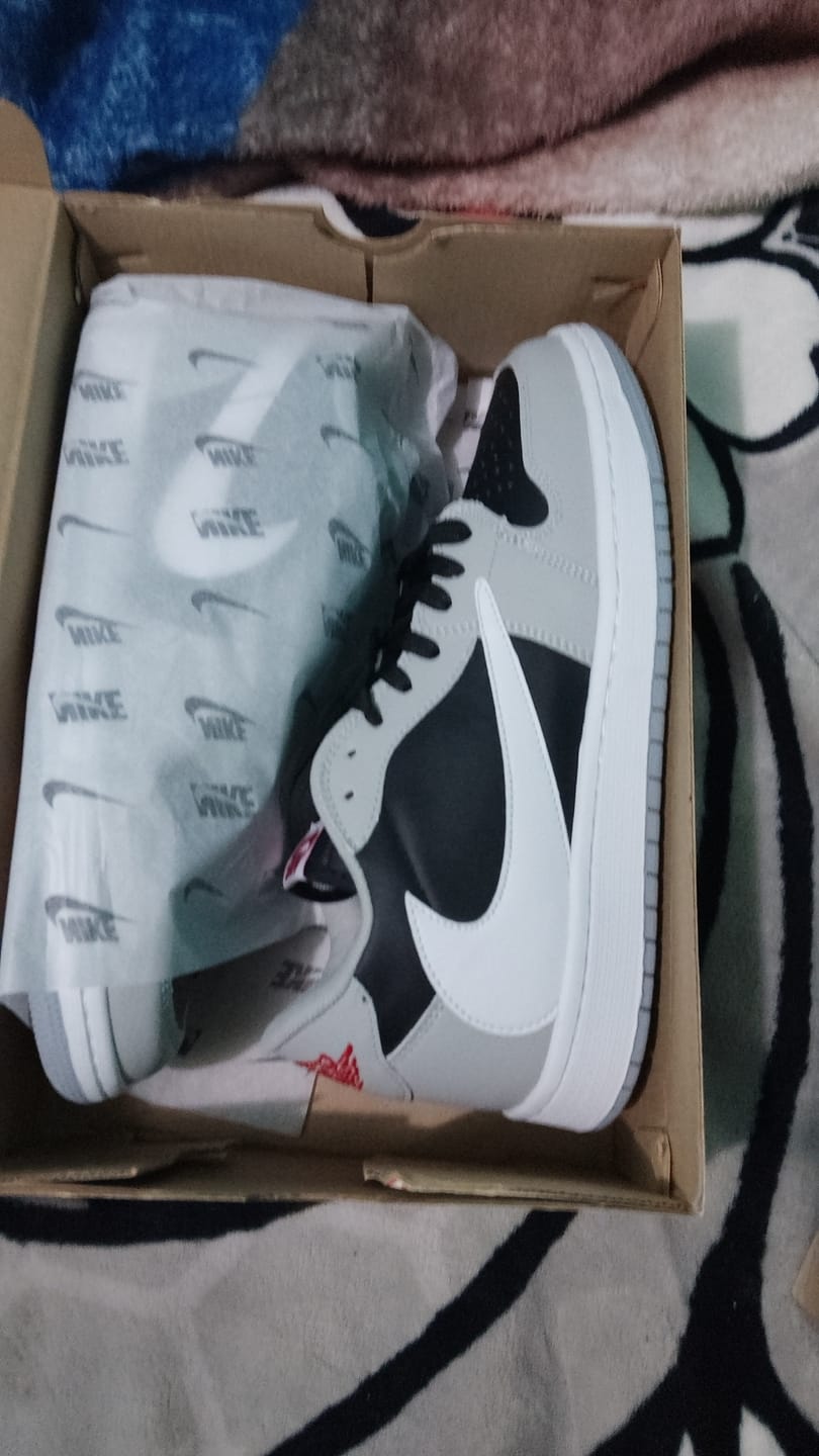 Customer photo review of Tenis Travis Low Concreto Negro