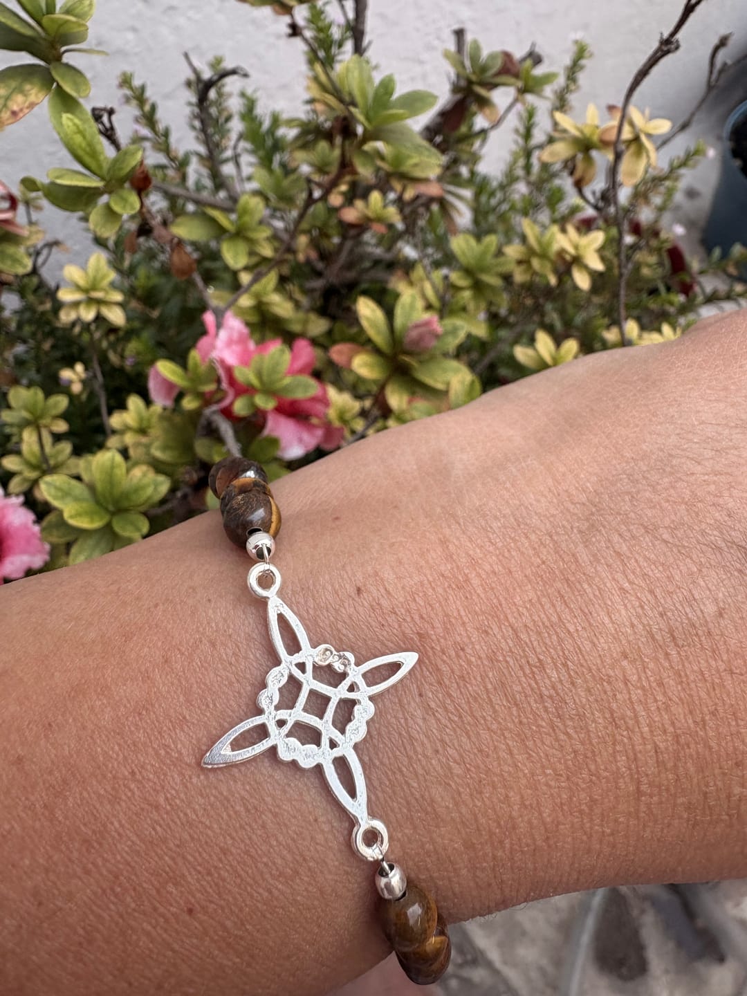 Customer photo review of Pulsera natural con nudo de bruja.