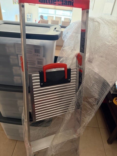 Customer photo review of Escalera Aluminio 4' (1.21 m) Tipo IA Flip-n-lite Little Giant 15272-001TH