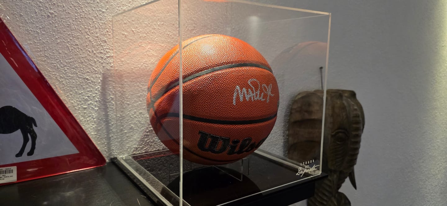 Customer photo review of Magic Johnson - Balón Firmado