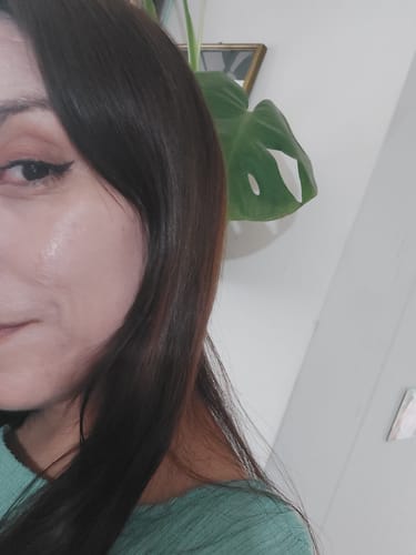 Primer plano del cabello de una clienta, que se ve suave y brillante después de usar Hair Power.