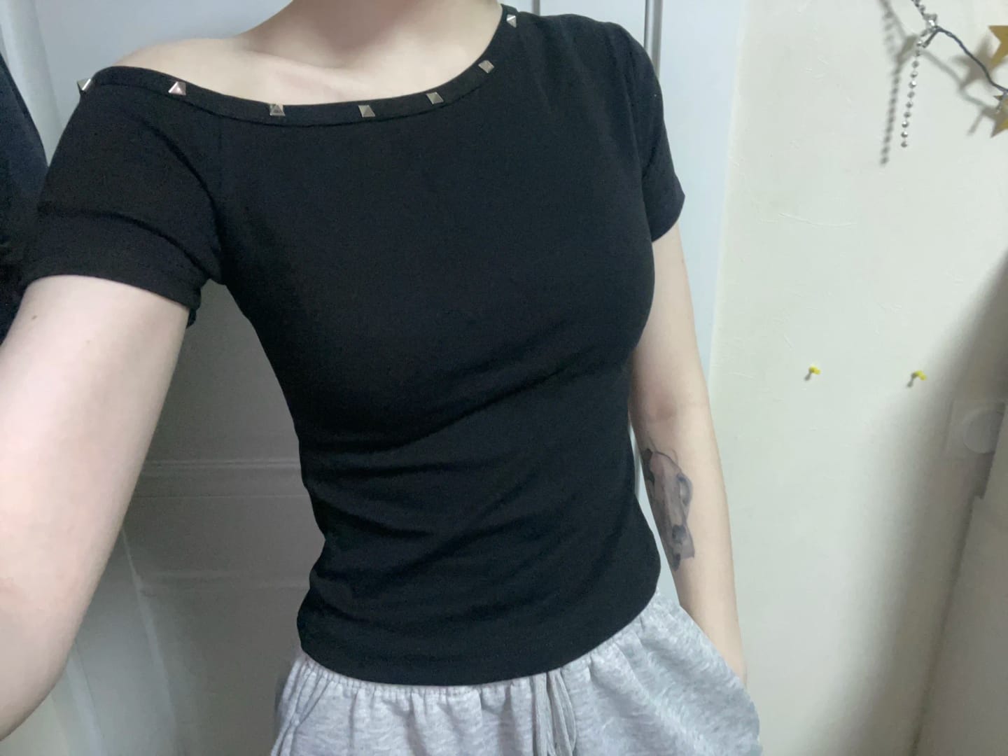 Customer photo review of Black Shoulder Slanting Short Sleeves T-Shirts Women's Summer Tight Fit Short Style American Hot Girl Design Sense Top