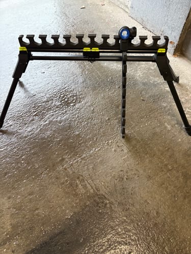 Recensent toont de 3D-R EVA KIT ROOST BAR, volledig gemonteerd op een betonnen vloer.