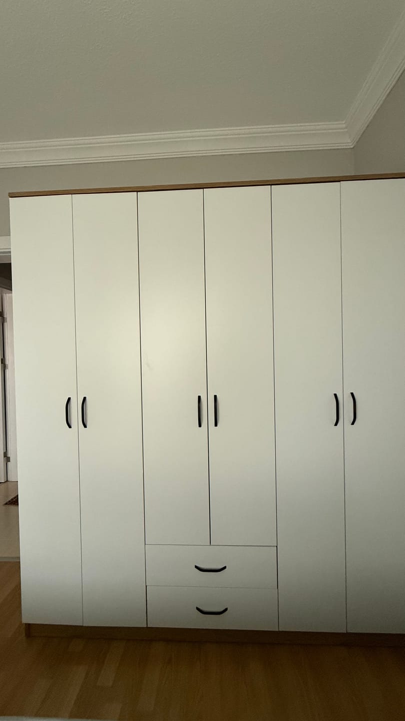Customer photo review of Rani BA113 Geniş Gardırop Elbise Dolabı 6 Kapaklı 2 Çekmeceli 5 Raflı 3 Askılı Sepet Ceviz - Beyaz