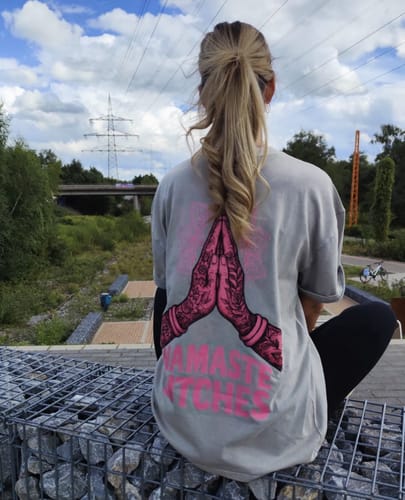 Customer photo review of Namaste Bitches - Oversized Shirt (ohne Frontprint)