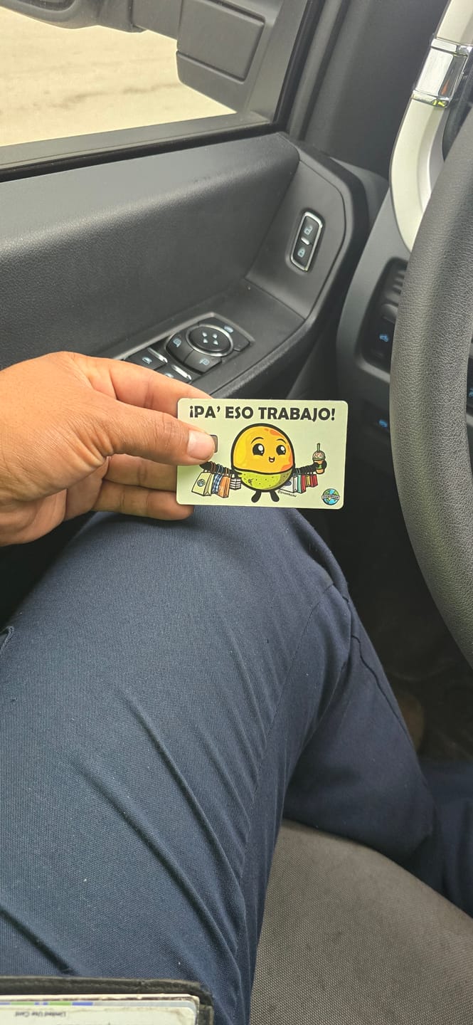 Customer photo review of Pa’ Eso Trabajo - Sticker para Tarjeta de Crédito