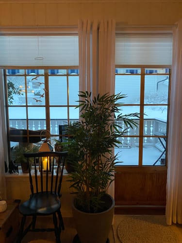 Nærbilde av en anmelders terrassedør med Olea eik kontaktplast påført sprossene for et lyst utseende.