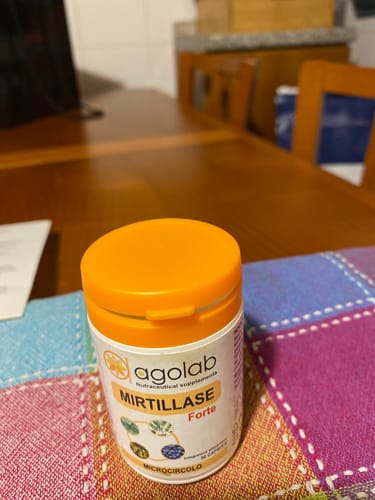 Recensione mostra un flacone di Mirtillase Forte di Agolab, menzionato nella recensione, su un tavolo.