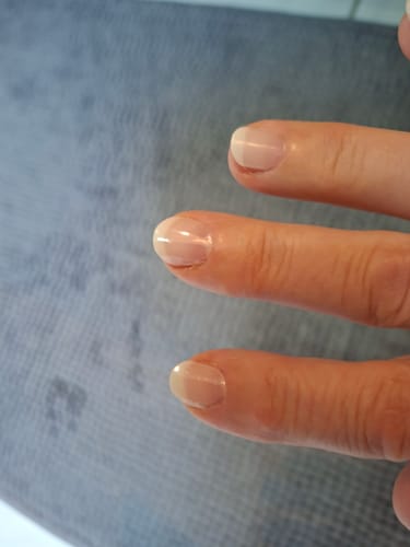 Nahaufnahme der kurzen Nägel einer Kundin mit dem UV Gel Babyboomer Semi Transparent.