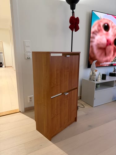 En kundes originale, lysebrune skoskap før det ble fornyet med Berlin kontaktplast.