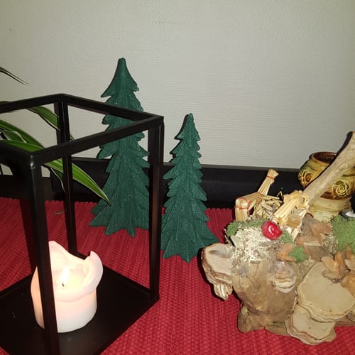 Kundens store grønne dekortre plassert i en juledekorasjon med en lykt.