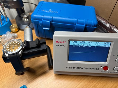 Customer testing the accuracy of the Oceaneva watch with a gold Damascus dial on a timegrapher.