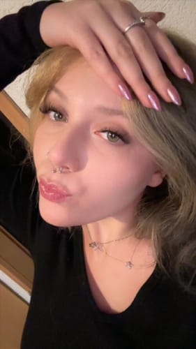 Eine Rezensentin zeigt in einem Selfie ihre langen, vollen Wimpern aus der Everyday Edition.