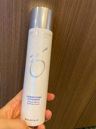 レビュー投稿者が手に持っている「バランサートナー」の白いボトル。