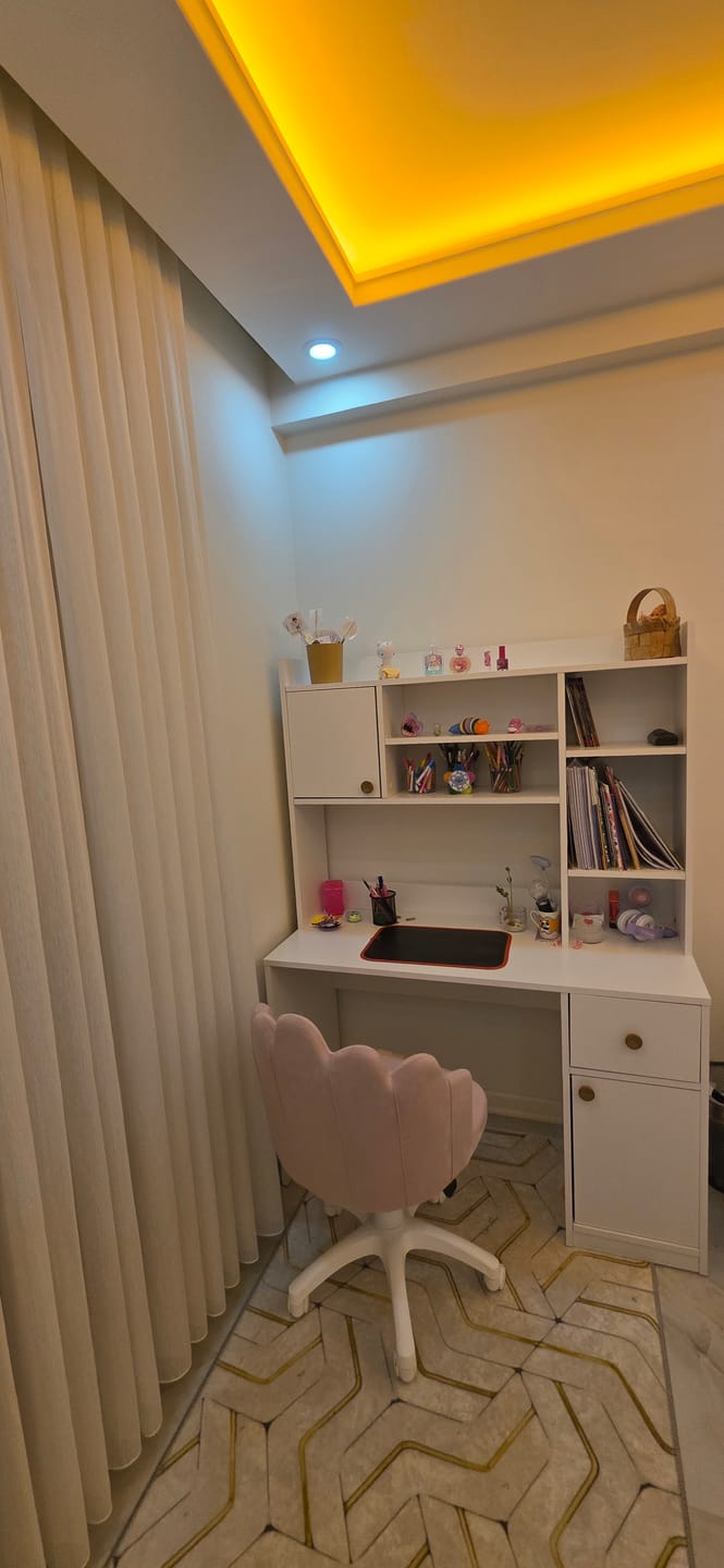 Customer photo review of Rani HA128 Kitaplıklı Raflı 2 Kapaklı 1 Çekmeceli Çalışma Ofis Bilgisayar Masası Beyaz
