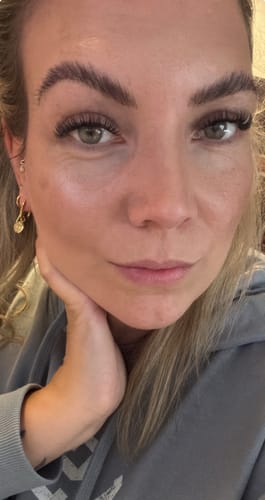 Nahaufnahme einer Kundin, die die vollen und geschwungenen CAFE GLAM MAXI Wimpern trägt.