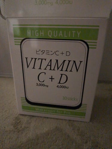 レビュアーが撮影した「ビタミンC+D - Wakasapri for Pro.」の製品箱のクローズアップ。