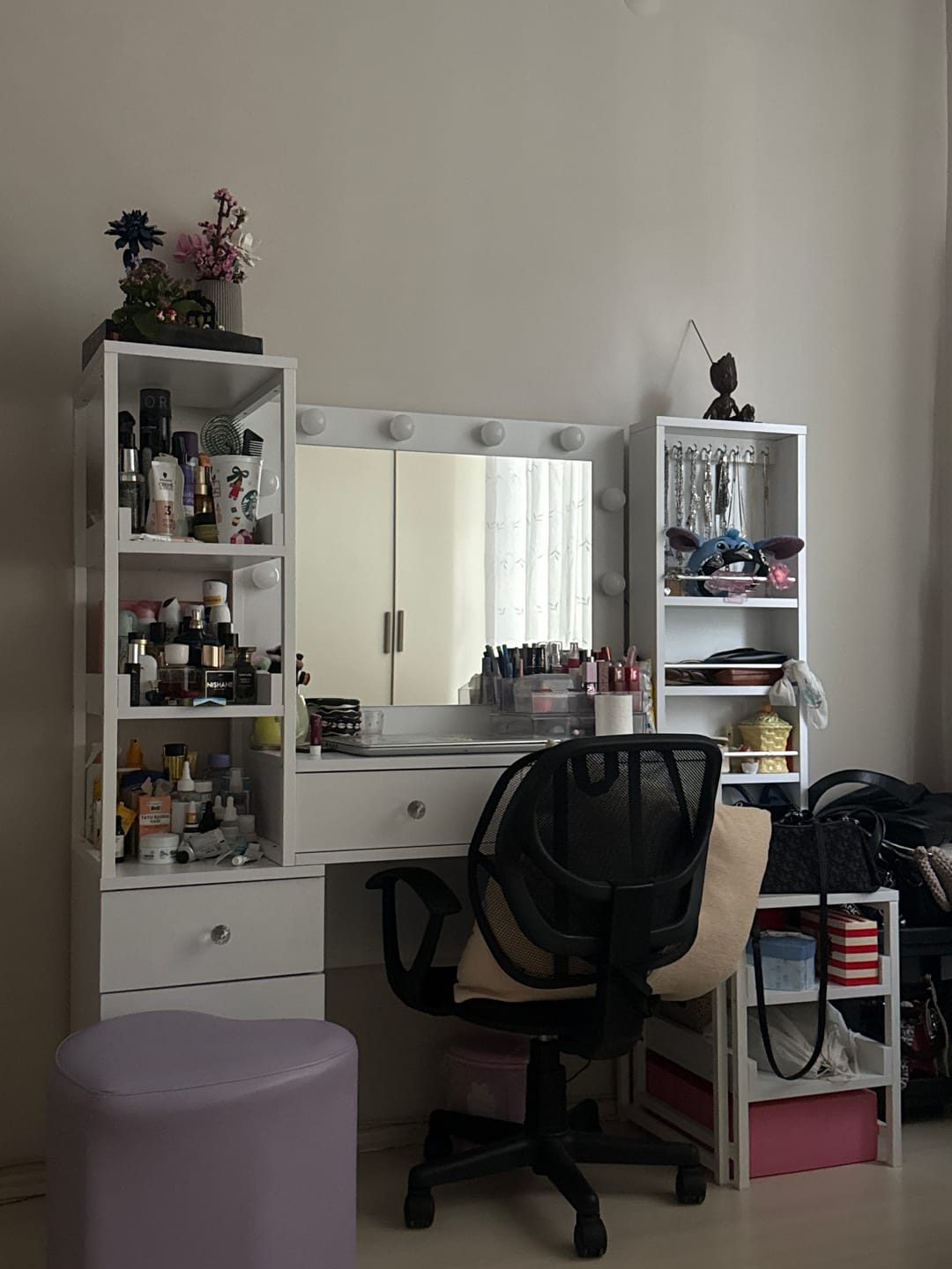 Customer photo review of Rani BJ154 Hollywood Işıklı Aynalı Kulis Makyaj Masası 5 Çekmeceli Açık Raflı Takı Düzenleyici Beyaz