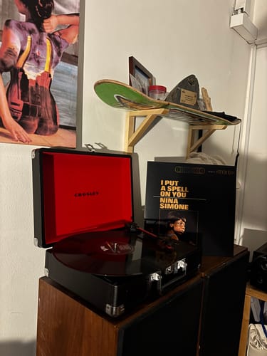 תמונת לקוח של פטיפון ה-Cruiser Plus השחור, פתוח עם תקליט נינה סימון לידו.