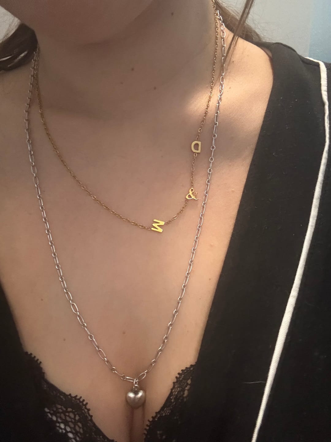 Customer photo review of Colar de Iniciais Laterais Personalizado