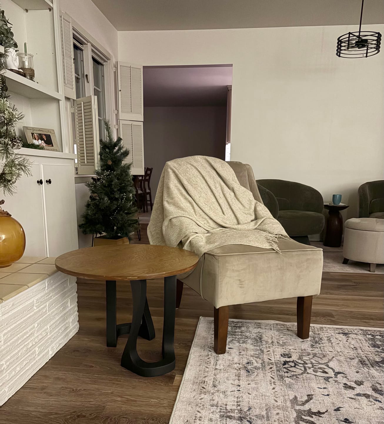 Customer photo review of Bench Legs 117/130 Uzar 16" H for Live Edge Table Top, DIY Projects