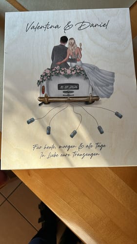 Kundenrezension einer personalisierten Holztafel mit Hochzeitsauto-Motiv und Namen.
