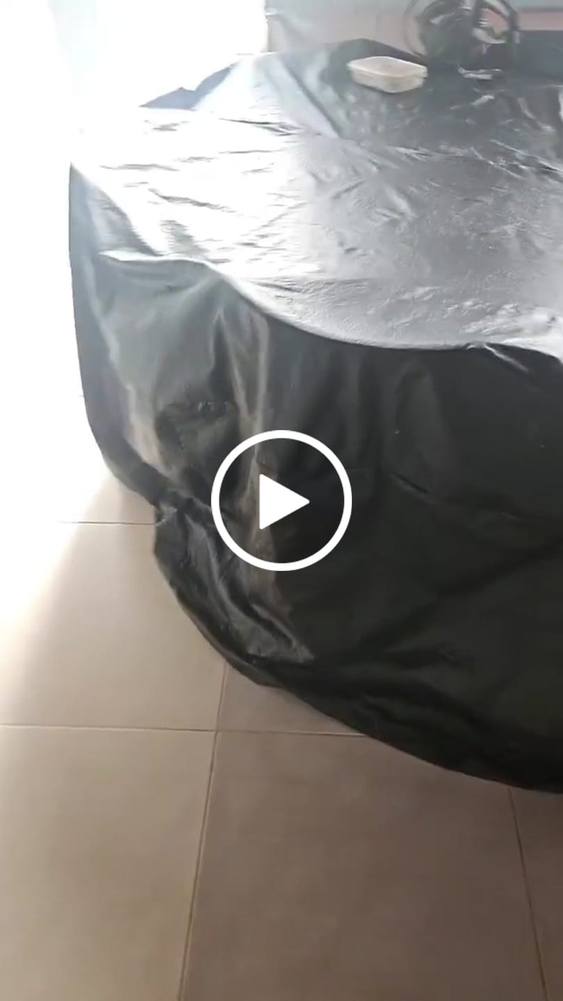 Customer video review of Capa Impermeável Redonda para Mesa e Cadeiras Externas