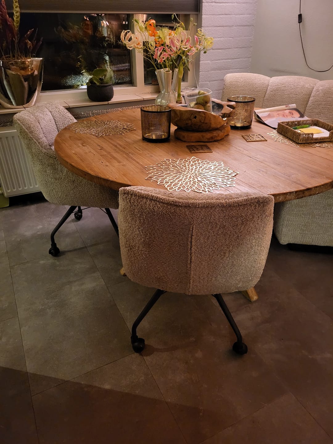 Customer photo review of Eetkamerstoel Vantage - Beige - Savelle Stof - Met Wieltjes
