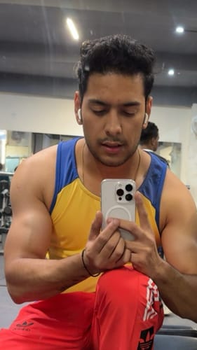 Customer photo review of Anti Yellow Magsafe Clear Transparent Case - Iphone 16 pro (Transparent CRYSTAL WHITE TITANIUM)