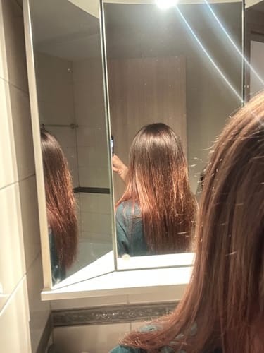 Рецензент с гладка и блестяща коса след употреба на копринения серум Doori.