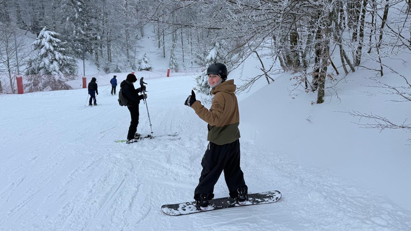 Customer photo review of Men's Black Baggy Wear-resistant Waterproof Snow Pants