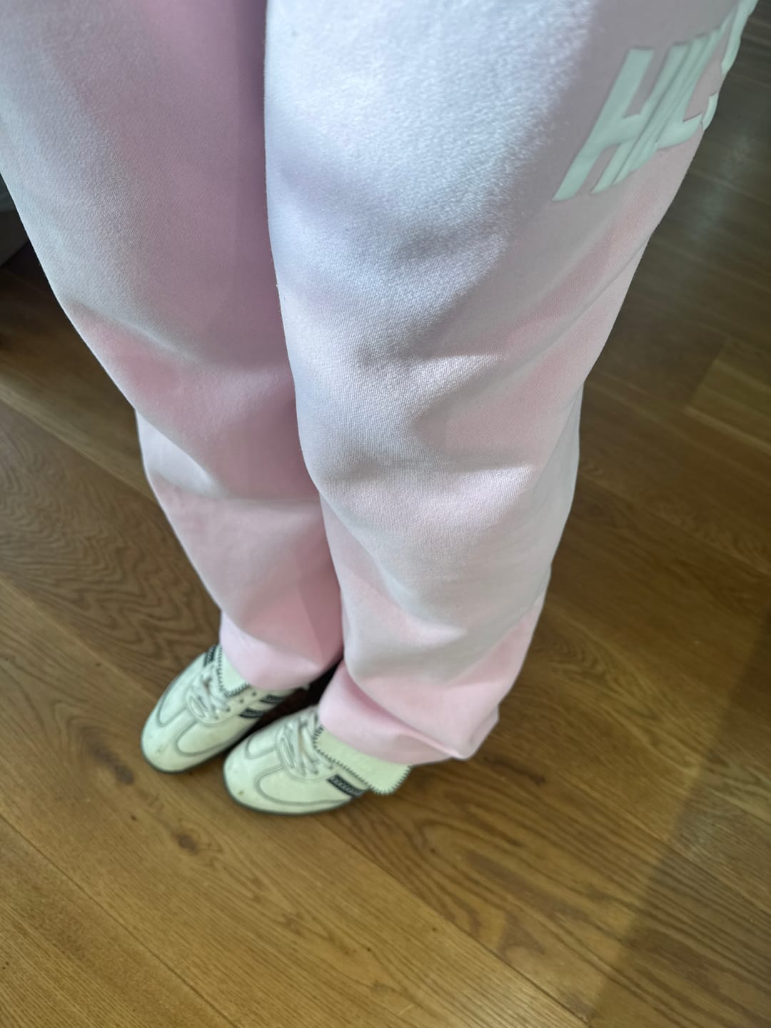 Kundenbewertung mit Foto von GATED COMMUNITY STRAIGHT LEG SWEATPANTS LIGHT PINK