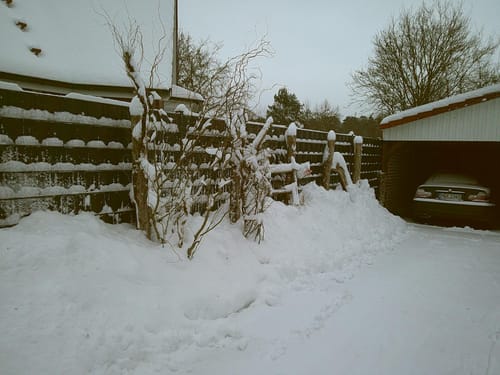 Kundenfoto von der NUVINT Digitalkamera: eine verschneite Einfahrt mit einem Zaun im stimmungsvollen Vintage-Stil.