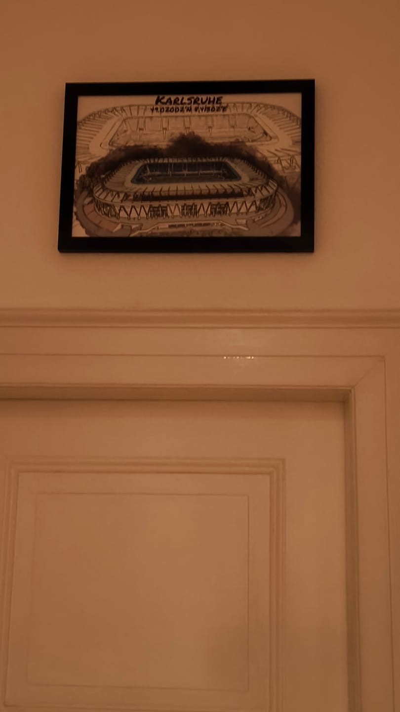 Customer photo review of (B-Ware) Stadion Art Print Karlsruhe, 35x40 cm mit schwarzem Rahmen & weißem Hintergrund