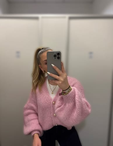 Rezensent trägt den rosa CozyGlam V-Cardigan bei einem Spiegel-Selfie.
