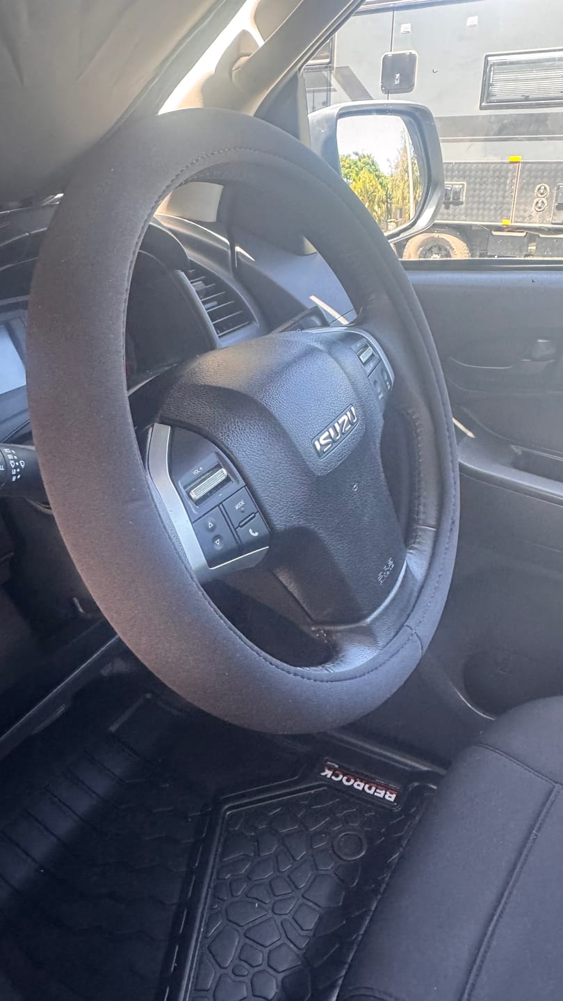 Customer photo review of Sharkskin Universal Steering Wheel Cover