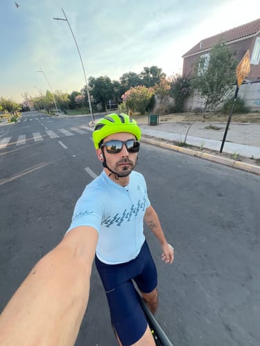Cliente se toma una selfie mientras anda en bicicleta con su tricota corta BETA Level x315 LAMEDA celeste.