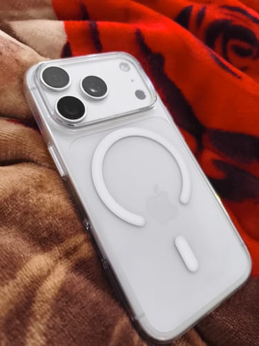 Customer photo review of Anti Yellow Magsafe Transparent Clear Case - Iphone 17 Pro