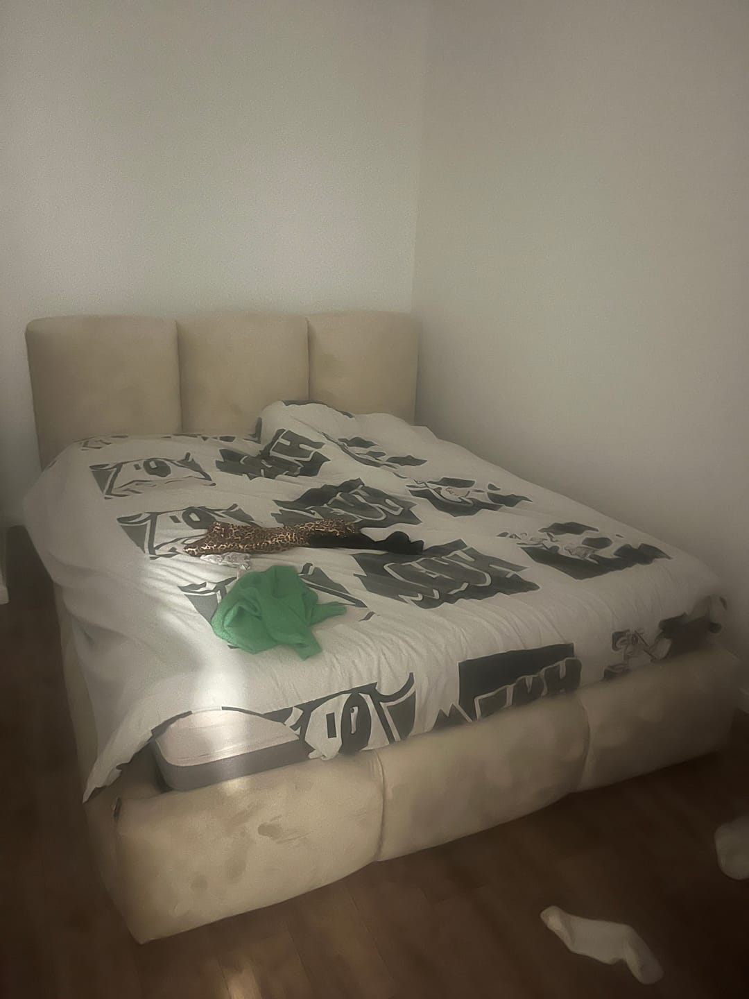 Customer photo review of Lit rembourré avec coffre de rangement - SOPHIE