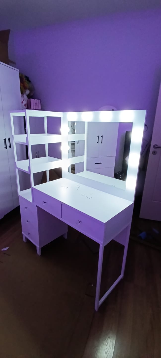 Customer photo review of Rani BJ128 Hollywood Işıklı Aynalı Kulis Makyaj Masası 5 Çekmeceli Raflı Takı Düzenleyici Beyaz
