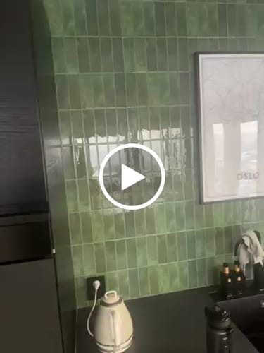 Kundeanmeldelse med video av Adelina grønn selvklebende veggfliser